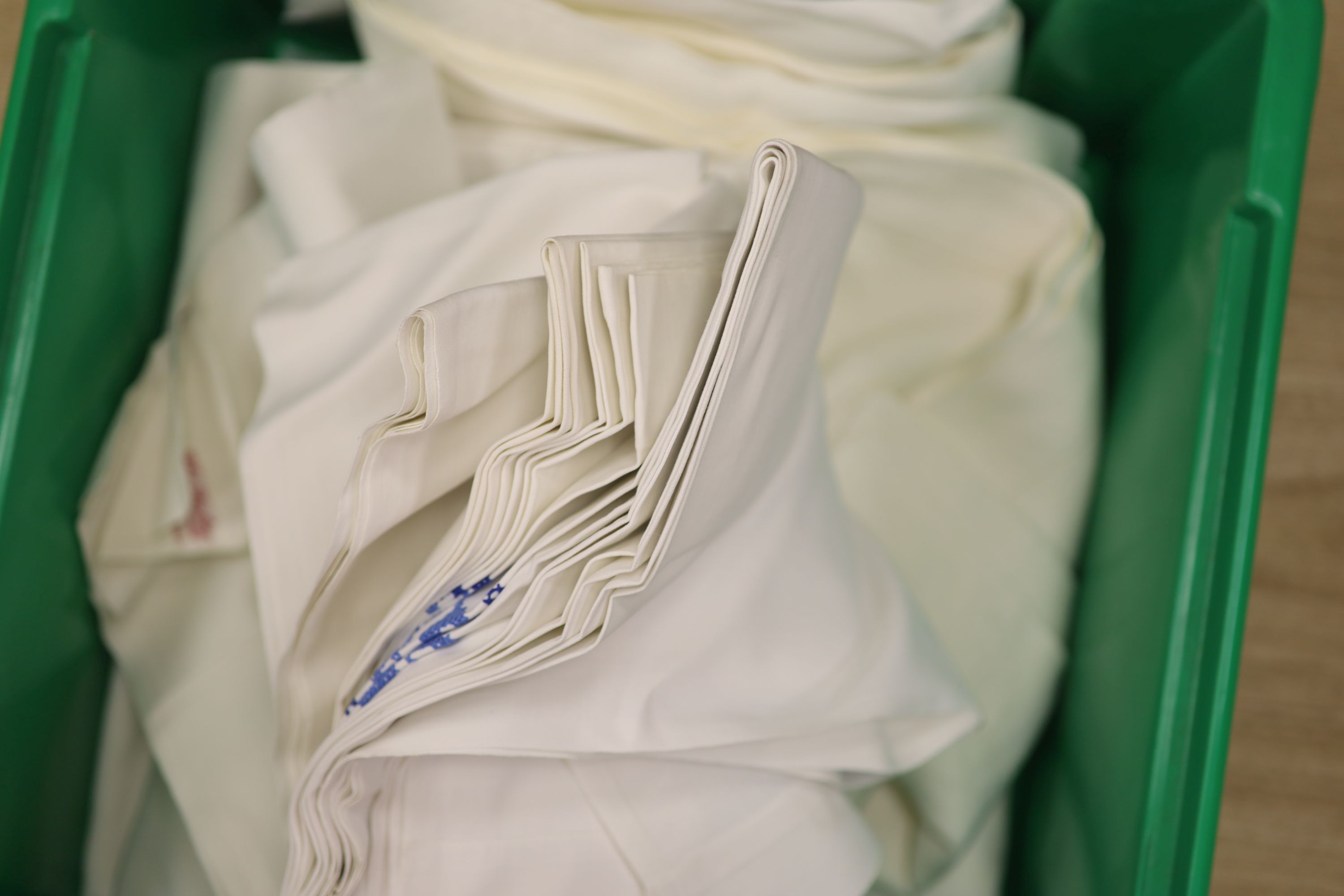 A quantity of linen, including a drawn thread cloth, crochet-edged cloths, damask and sheets